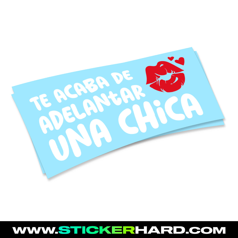 Pegatina TE ACABA DE ADELANTAR UNA CHICA